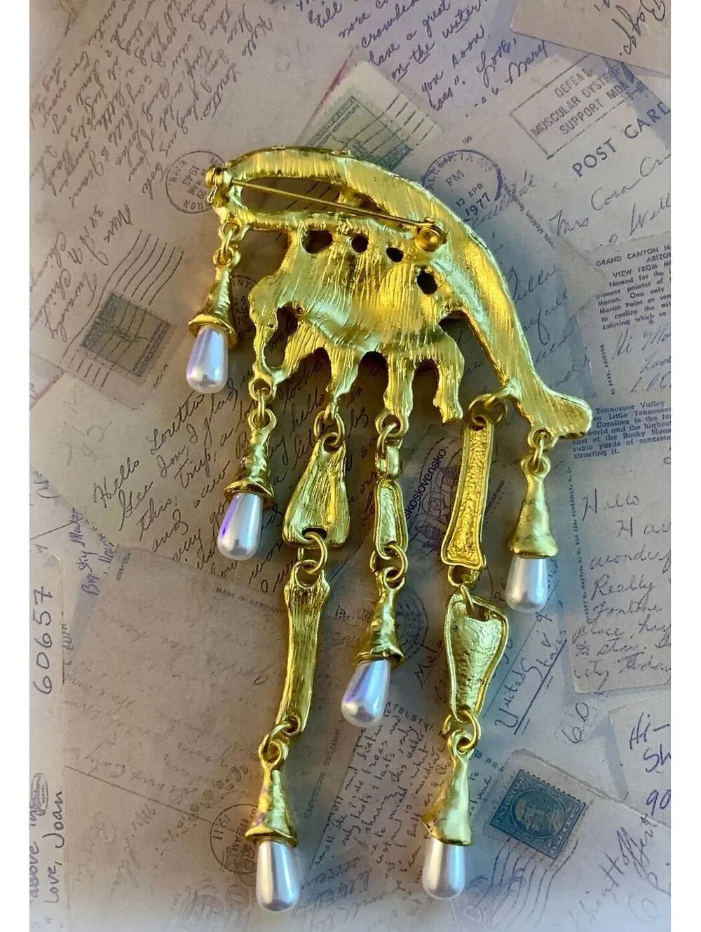 Eye-Catching Gold Dangle Pearl Drop Brooch Pin